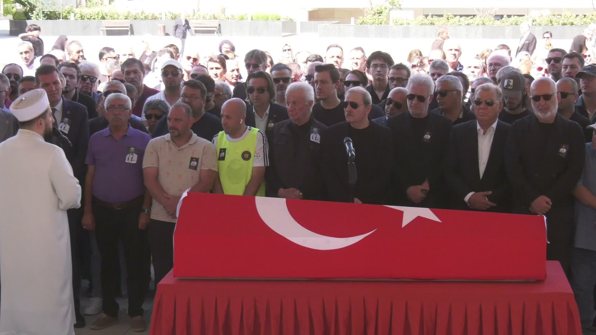 Oyuncu Serhat Kılıç, Karşıyaka Mezarlığı'nda toprağa verildi