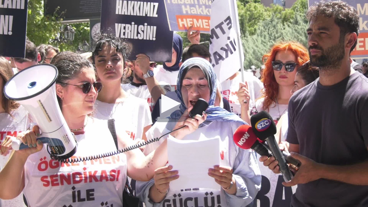 Mağdur öğretmenler MEB önünde