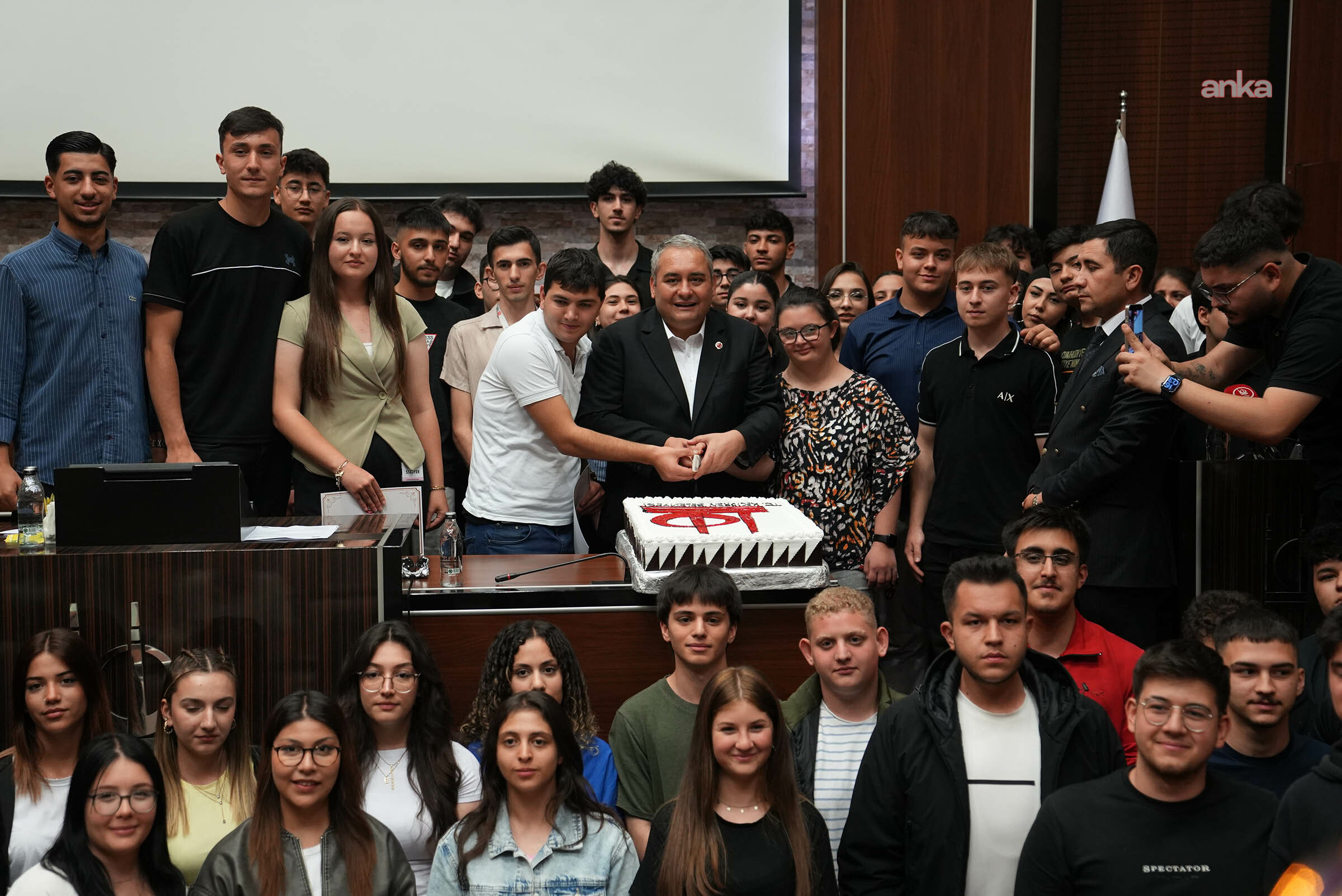 Keçiören Belediyesi’nde stajlarını tamamlayan lise öğrencileri sertifikalarını aldı