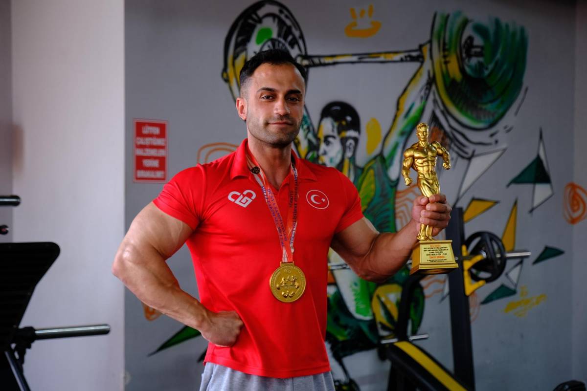 Balıkesirli milli sporcu Ömer Pullu, vücut geliştirmede Türkiye şampiyonu oldu