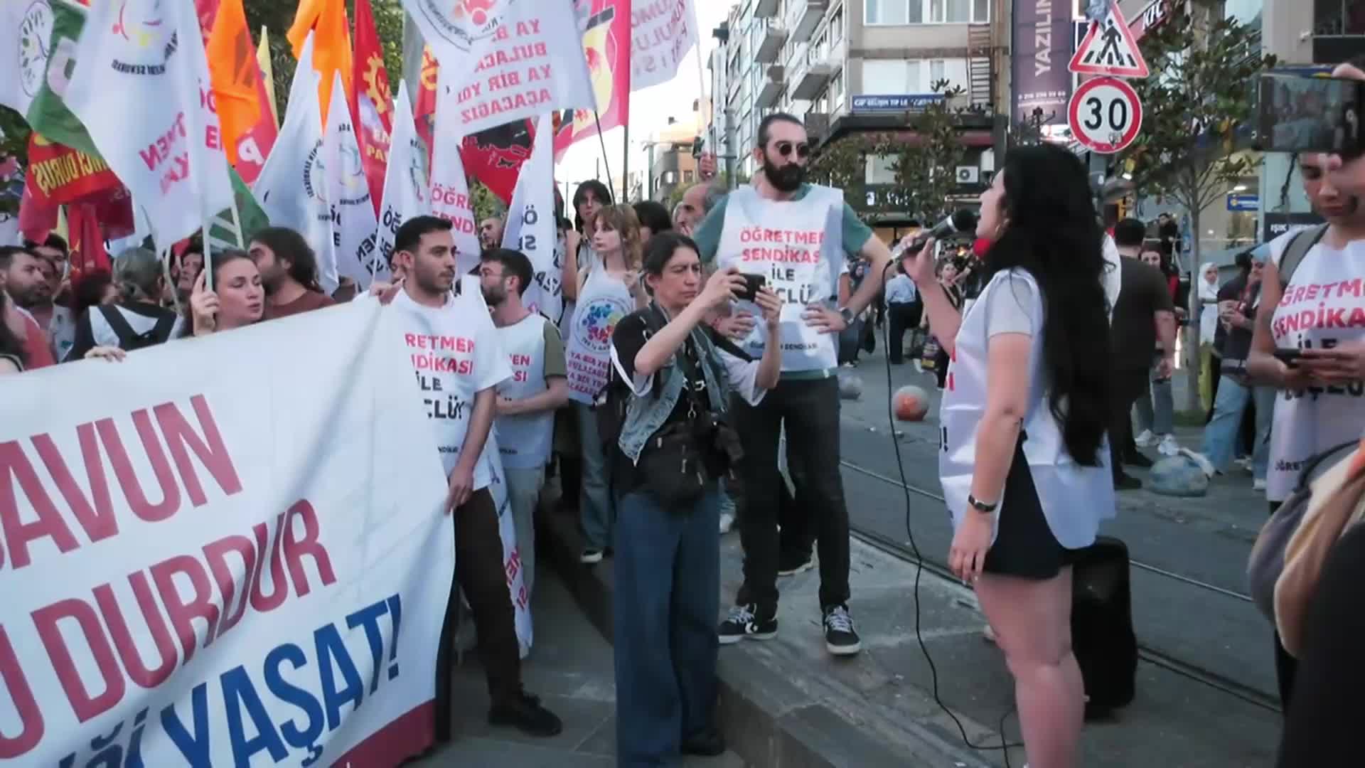 Öğretmenler sıkıntılarını ve taleplerini Kadıköy'den haykırdı: Ankara'daki mücadelemiz bir günlük tepki değil