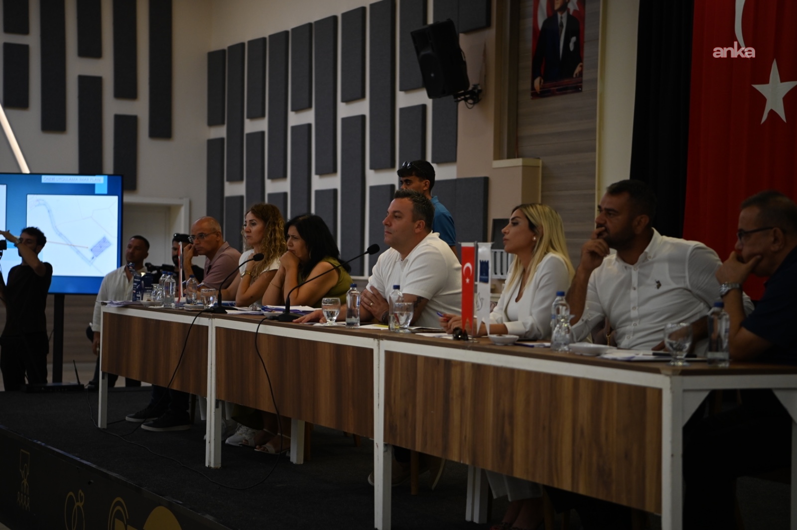Kuşadası Belediye Meclisi, Özer Türk Stadı’nın depreme dayanıksız bölümünün yıkılmasına karar verdi