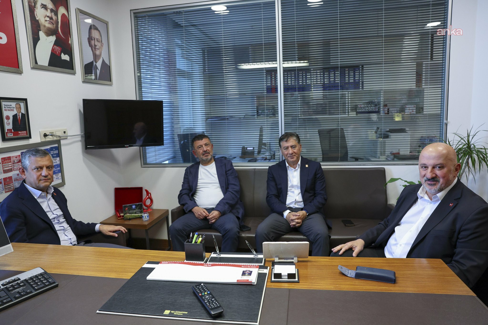 Özgür Özel'den Uğur Bayraktutan’a taziye ziyareti