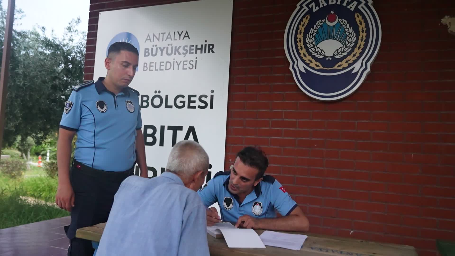 Antalya Büyükşehir Belediyesi zabıtasından dilenci operasyonu