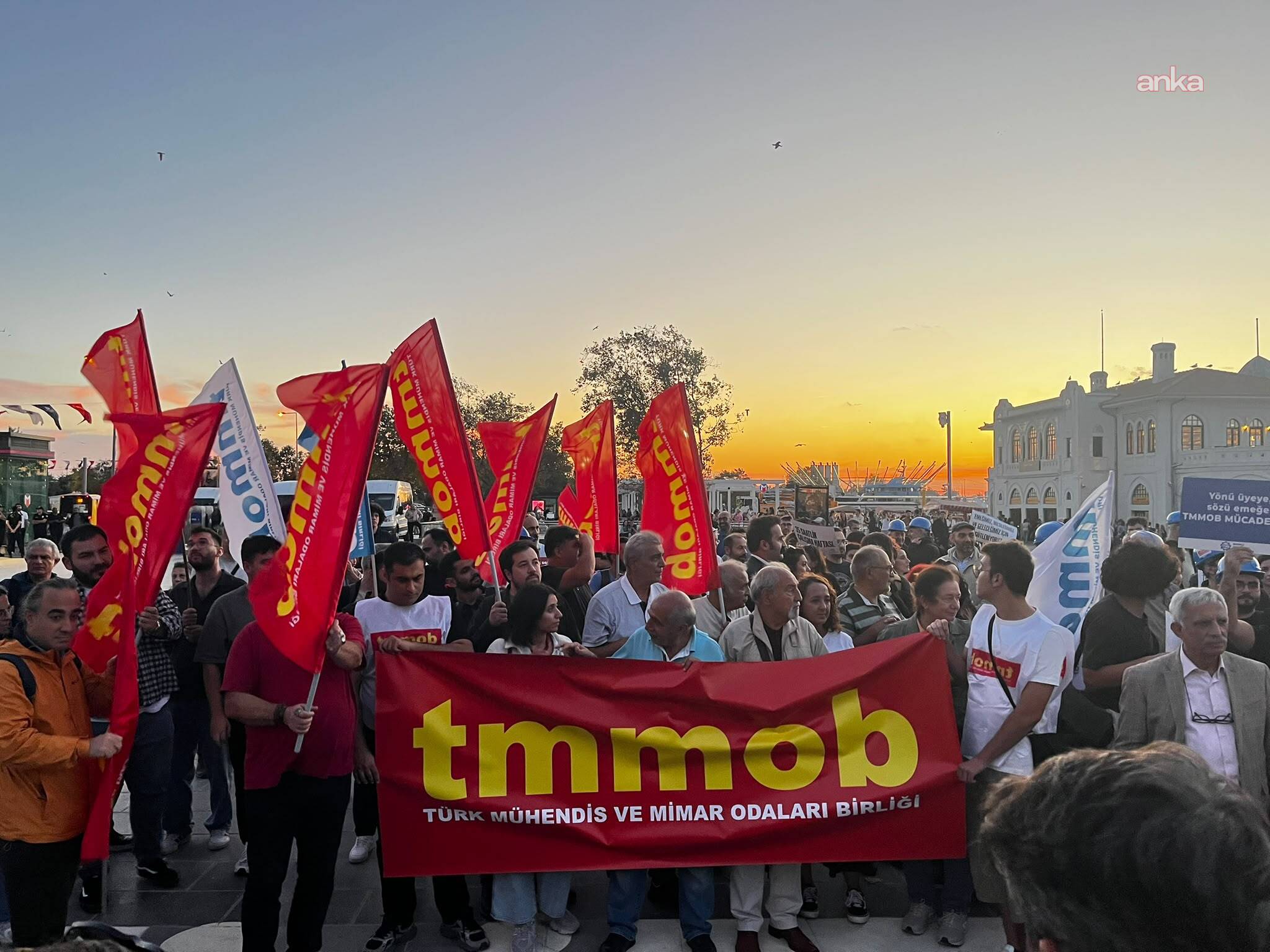 Mühendis, mimar ve şehir plancıları Kadıköy'de buluştu: Derinleşen kriz yaşamı zorlaştırıyor diplomalı işsiz sayısını büyütüyor
