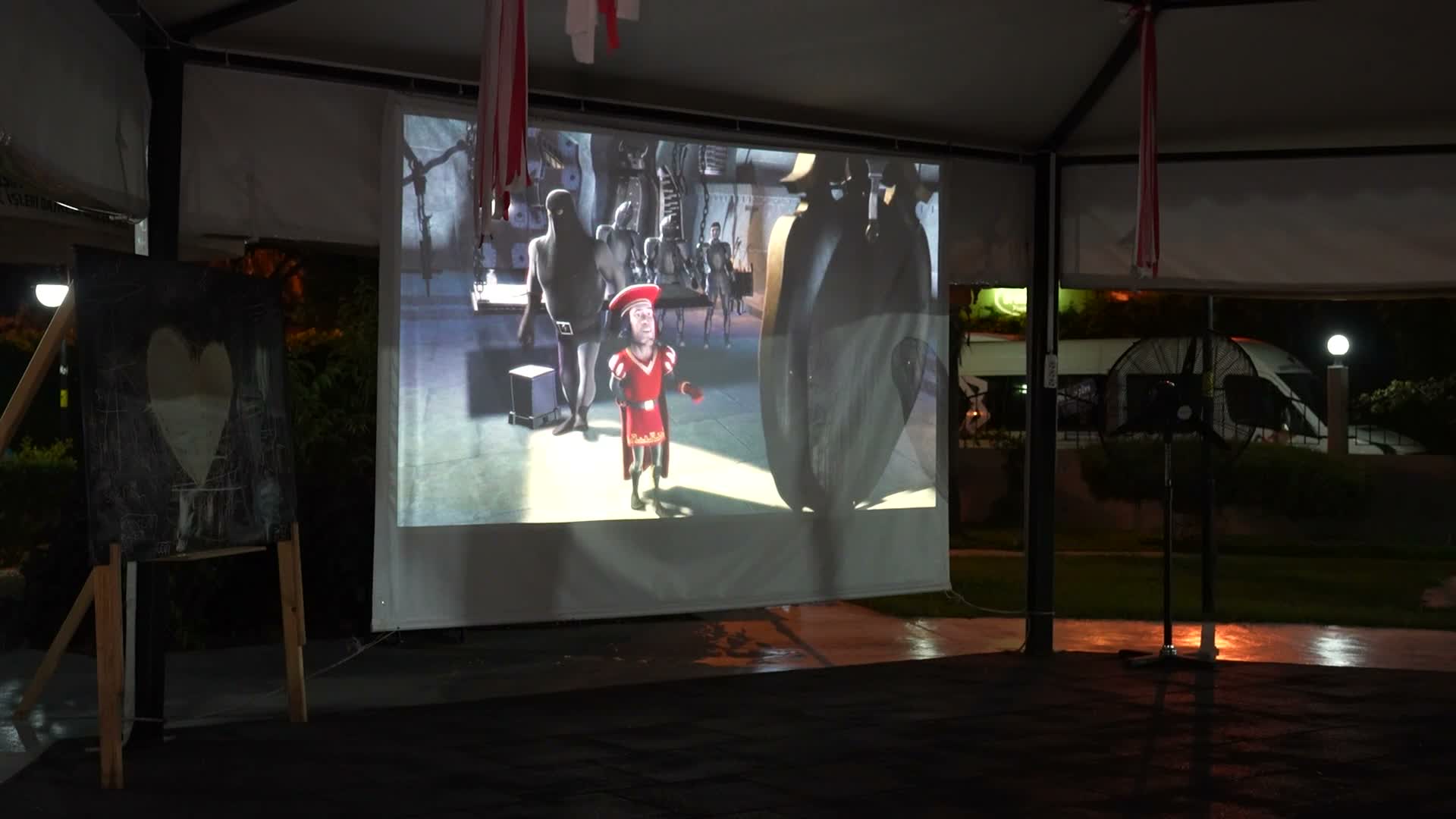 Mersin Büyükşehir Belediyesi Engelsiz Yaşam Parkı’nda “Shrek” ile sinema keyfi