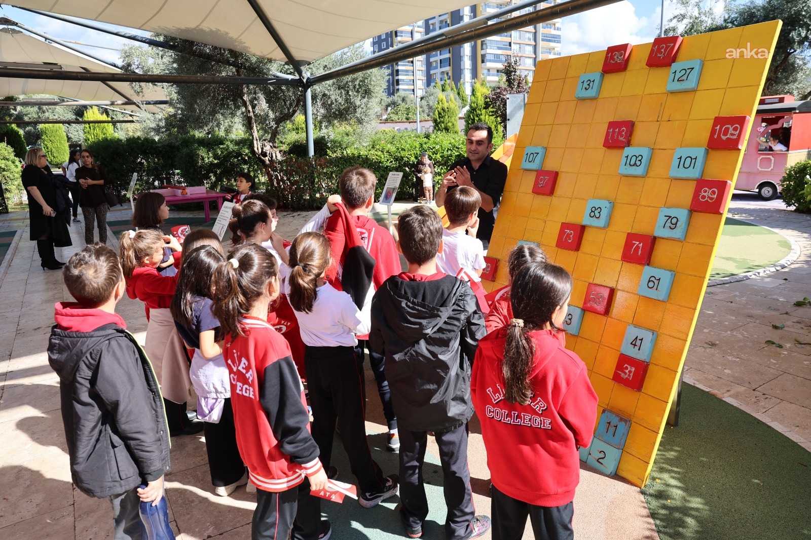 Efeler'de öğrenciler, Cumhuriyet Bayramı'nı bilim ve matematik etkinlikleriyle kutladı