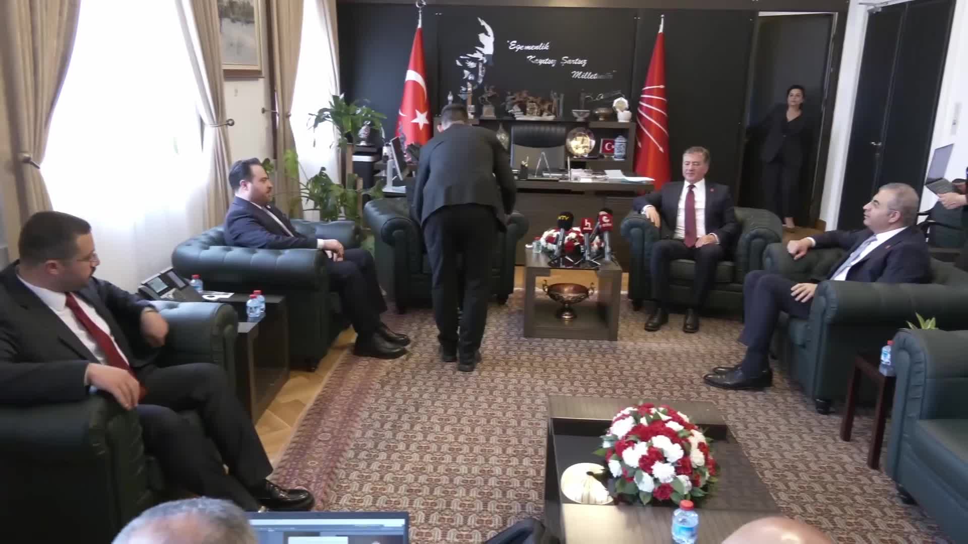 TBMM'de CHP Grubu'nda bayramlaşma... Yeniden Refah Partisi, Saadet Partisi ve Sol parti heyetleri ziyaretlerde bulundu