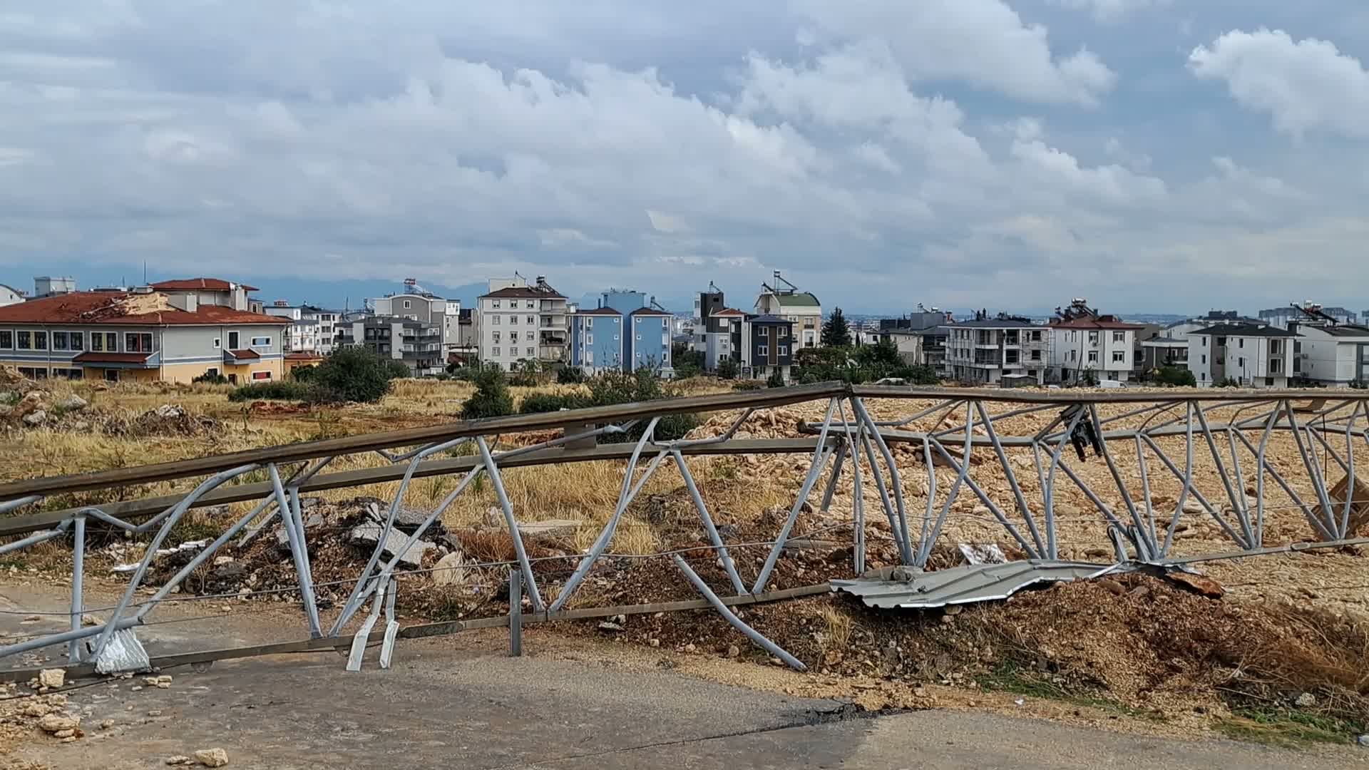 Kepez'deki hortum faciasının yol açtığı yıkım görüntülendi, sendika ve işçi derneklerinden tepki