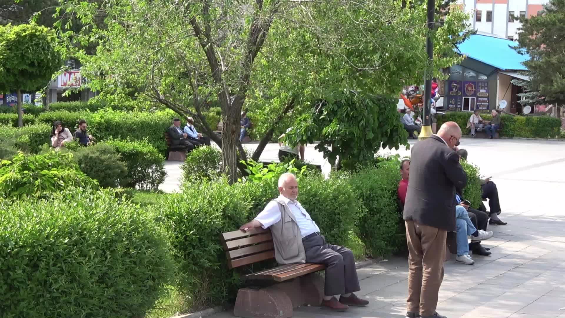 Erzurum’da emekliler aylıklarına ilişkin konuştu: "Bir yerde oturup bir bardak çay içemiyoruz"