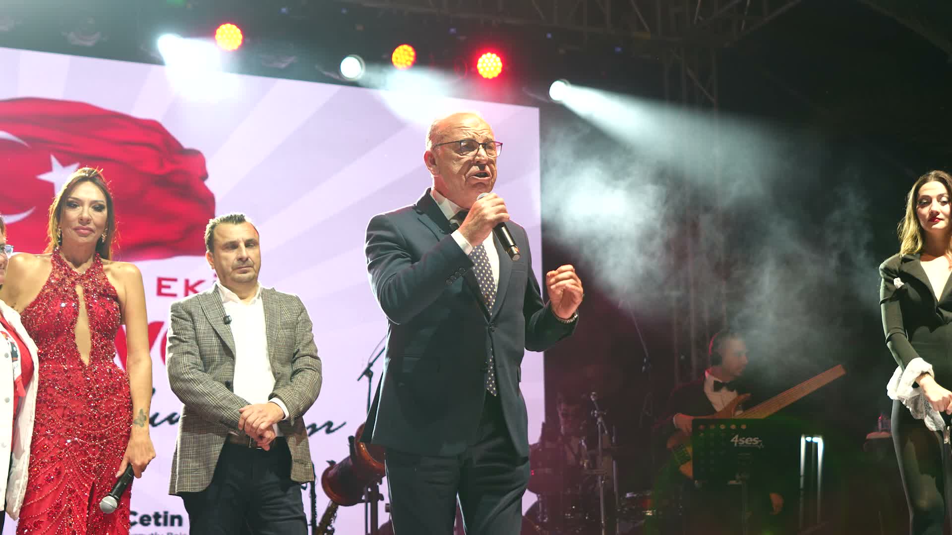 Turgutlu'da Cumhuriyet coşkusuna Işın Karaca eşlik etti