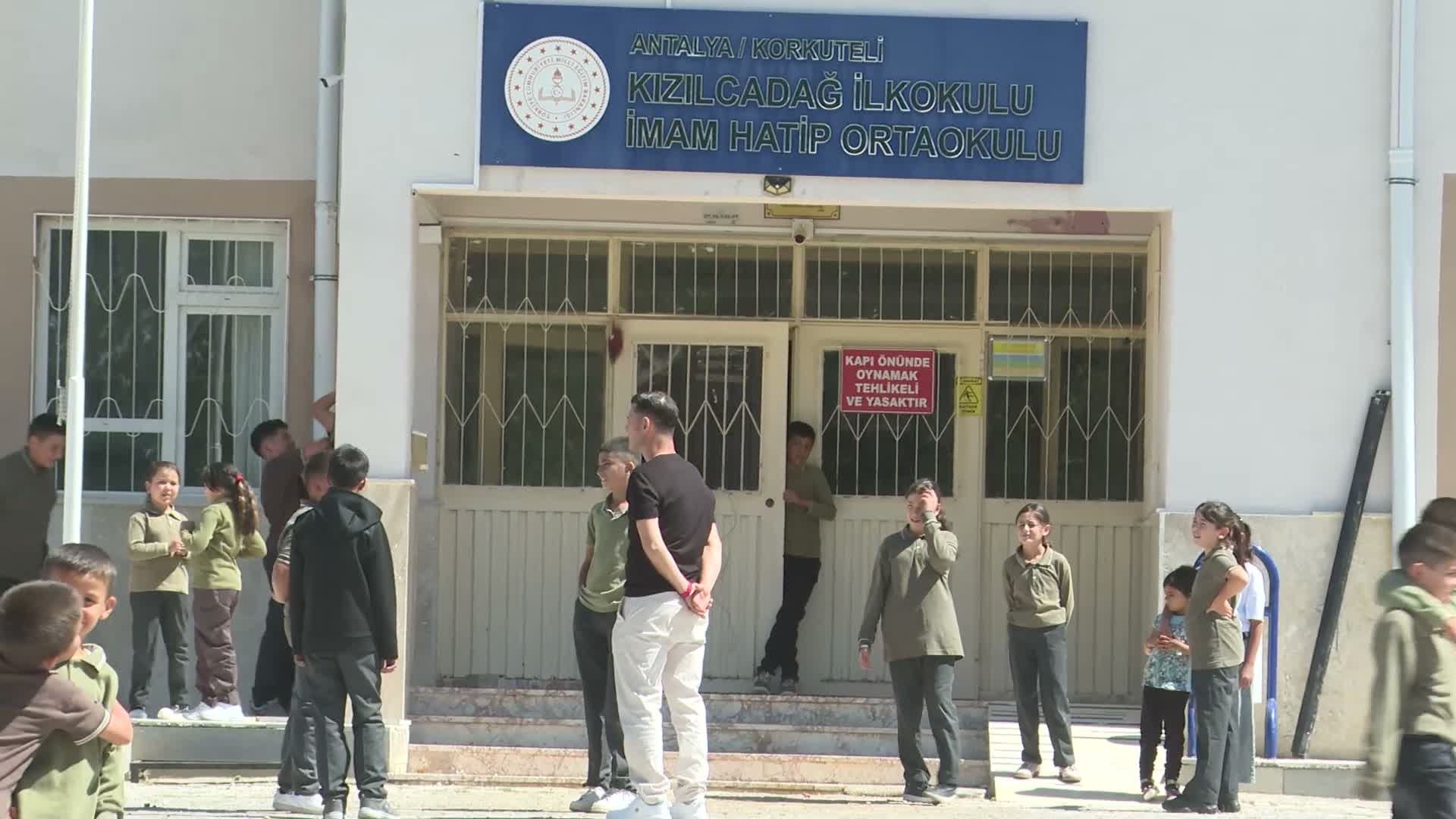 Antalya Büyükşehir Belediyesi Mobil Kuaför TIR’ı Korkuteli’de öğrenciler için hizmet verdi