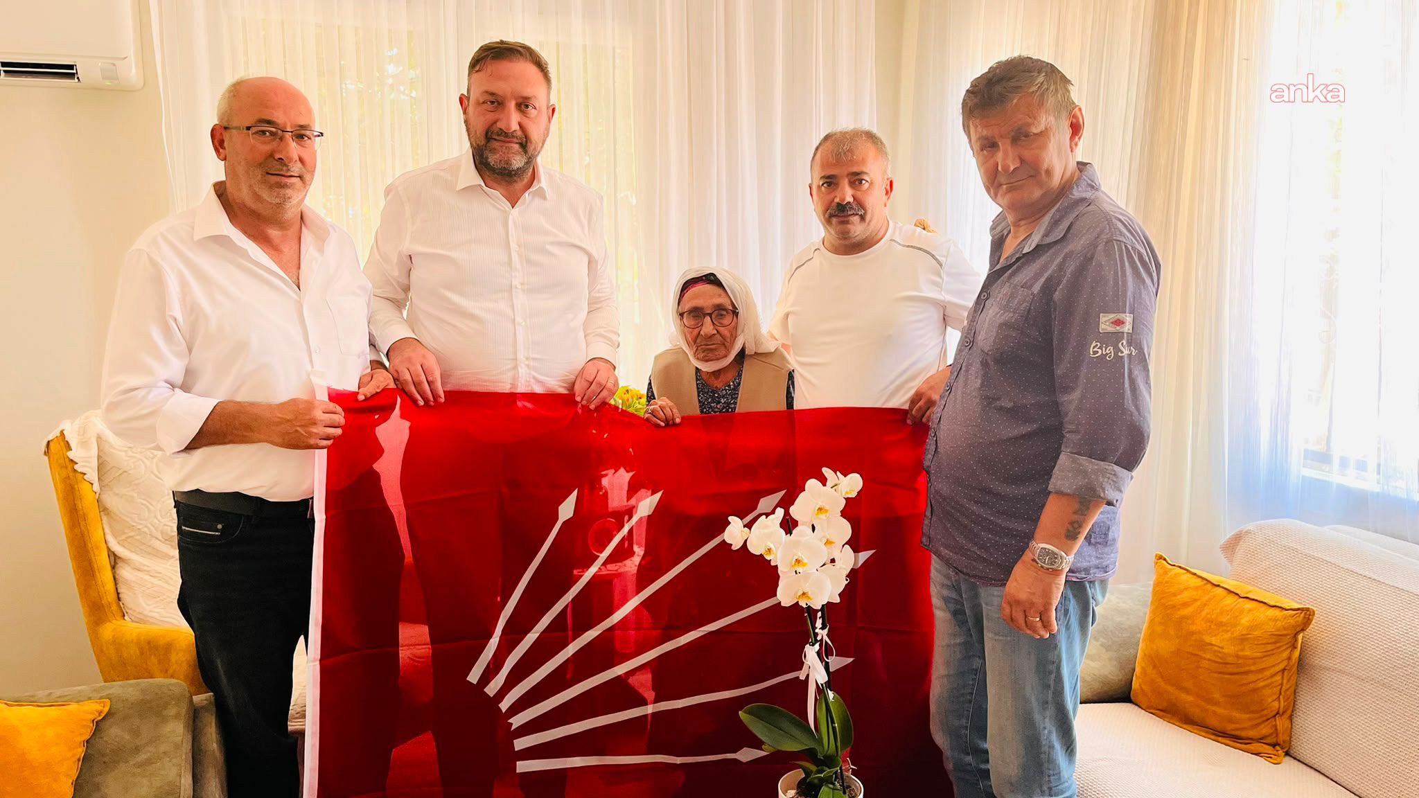 CHP İzmir İl Başkanı Gümrükçü'den parti üyesi 'asırlık çınar" Nuriye Koç'a doğum günü ziyareti