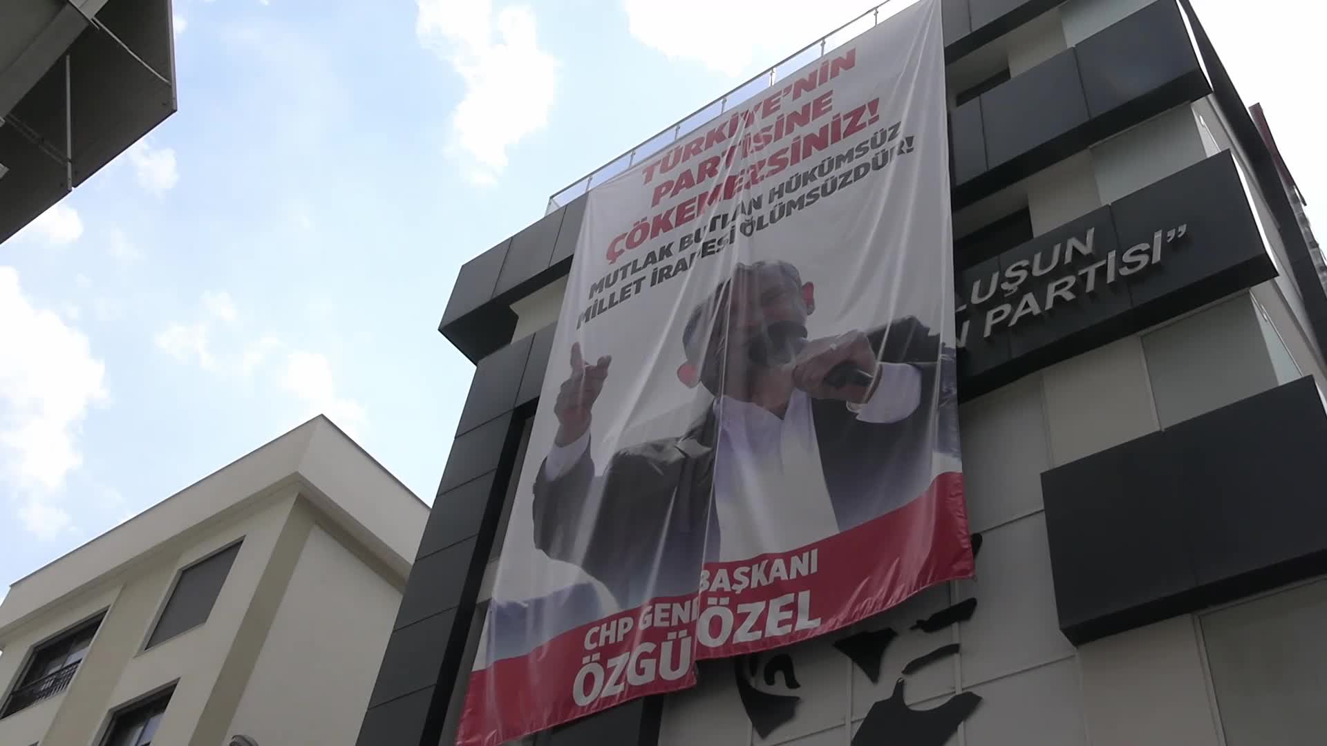 CHP Genel Merkezi'ne polis müdahalesi... CHP İzmir İl Başkan Vekili Aydın: "Türk milletinin tepkisi ağır olur"