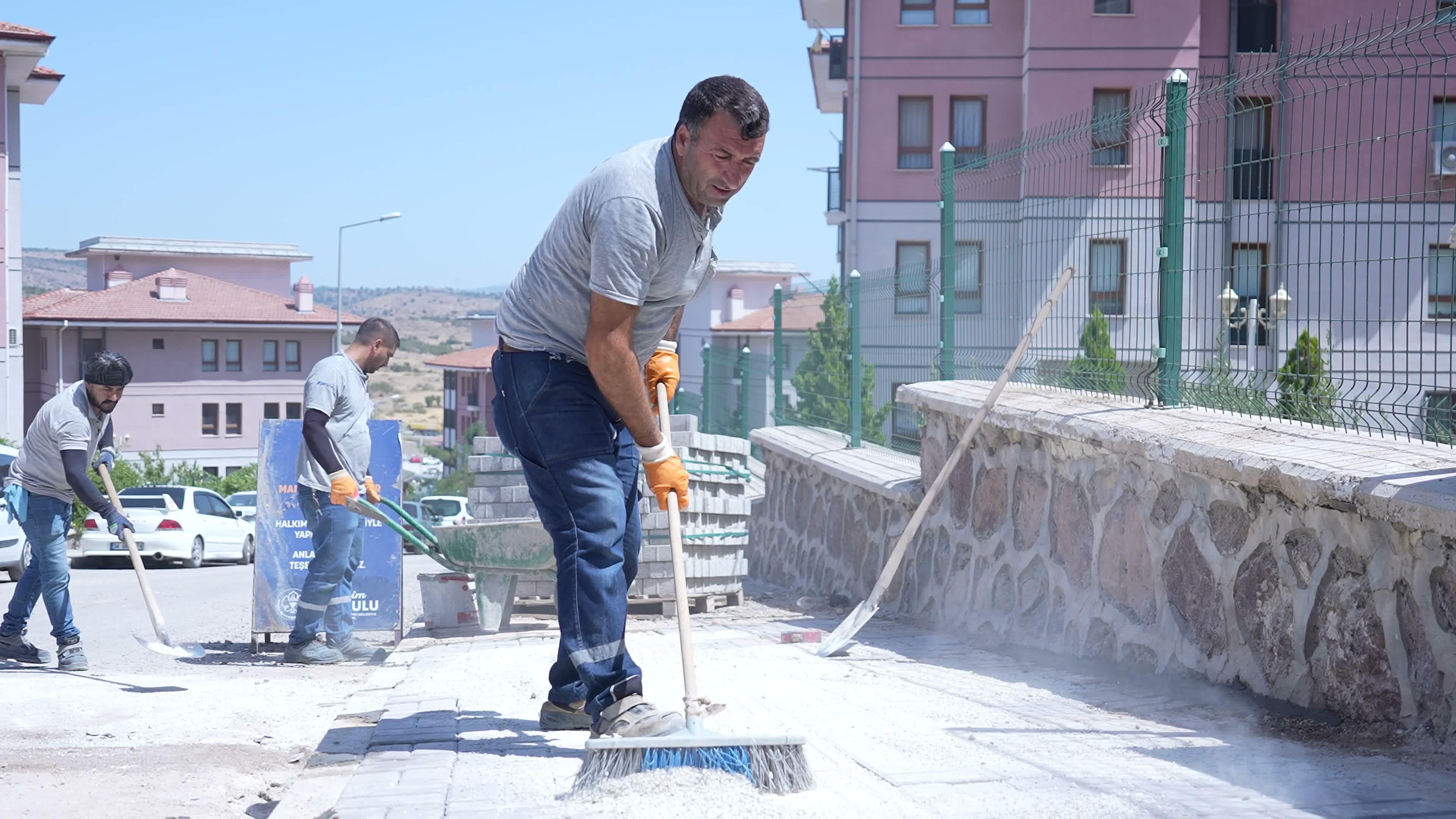 Manisa Büyükşehir Belediyesi, Akgedik'te üstyapı çalışmalarına devam ediyor
