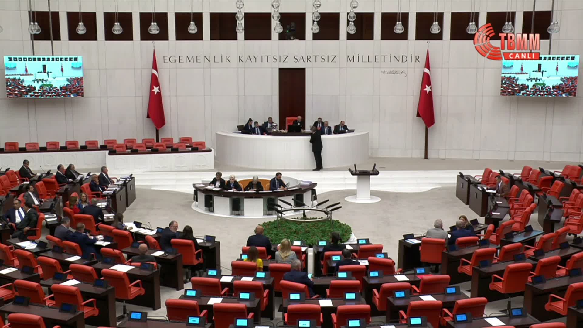 YENİ Partili Aşkın Genç: "Türkiye’de emekçi Almanya’dan yüzde 25 fazla çalışıyor, asgari ücret ayın 18 gününe yetiyor"