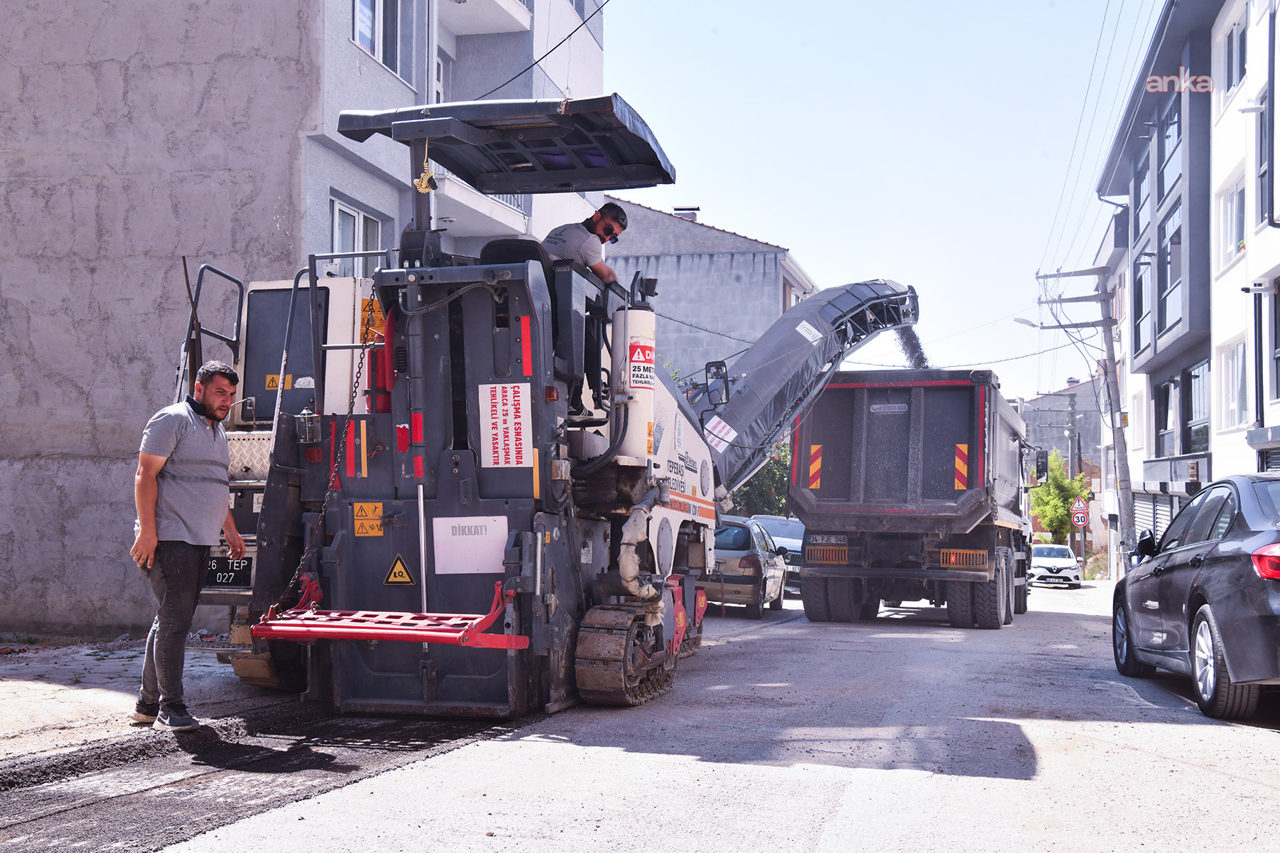 Tepebaşı Belediyesi'nden 13 noktada eş zamanlı yol ve kaldırım çalışması