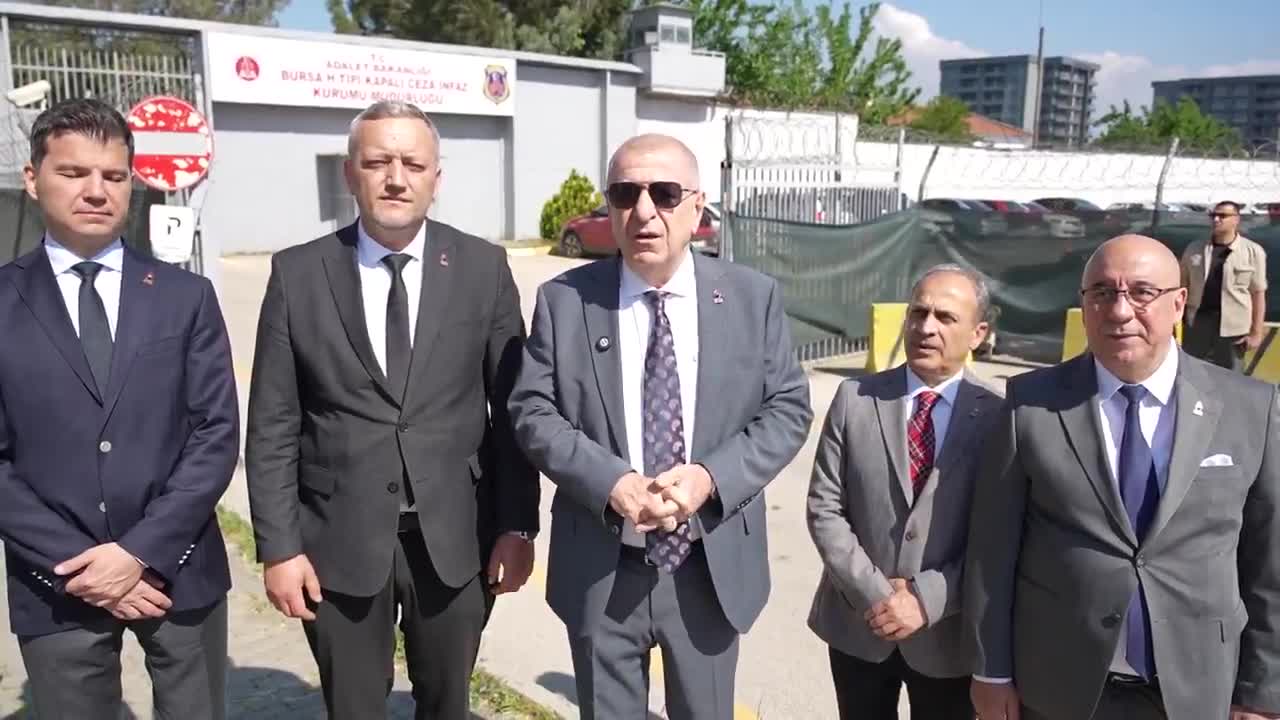 Ümit Özdağ, Mustafa Bozbey'i cezaevinde ziyaret etti
