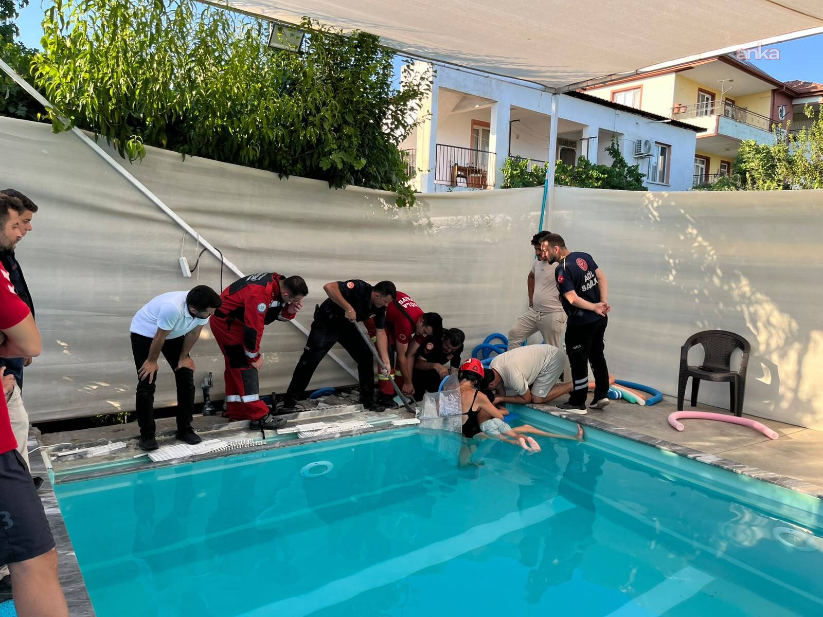 Muğla Büyükşehir Belediyesi İtfaiye ekipleri, havuzda sıkışan 4 yaşındaki çocuğu kurtardı