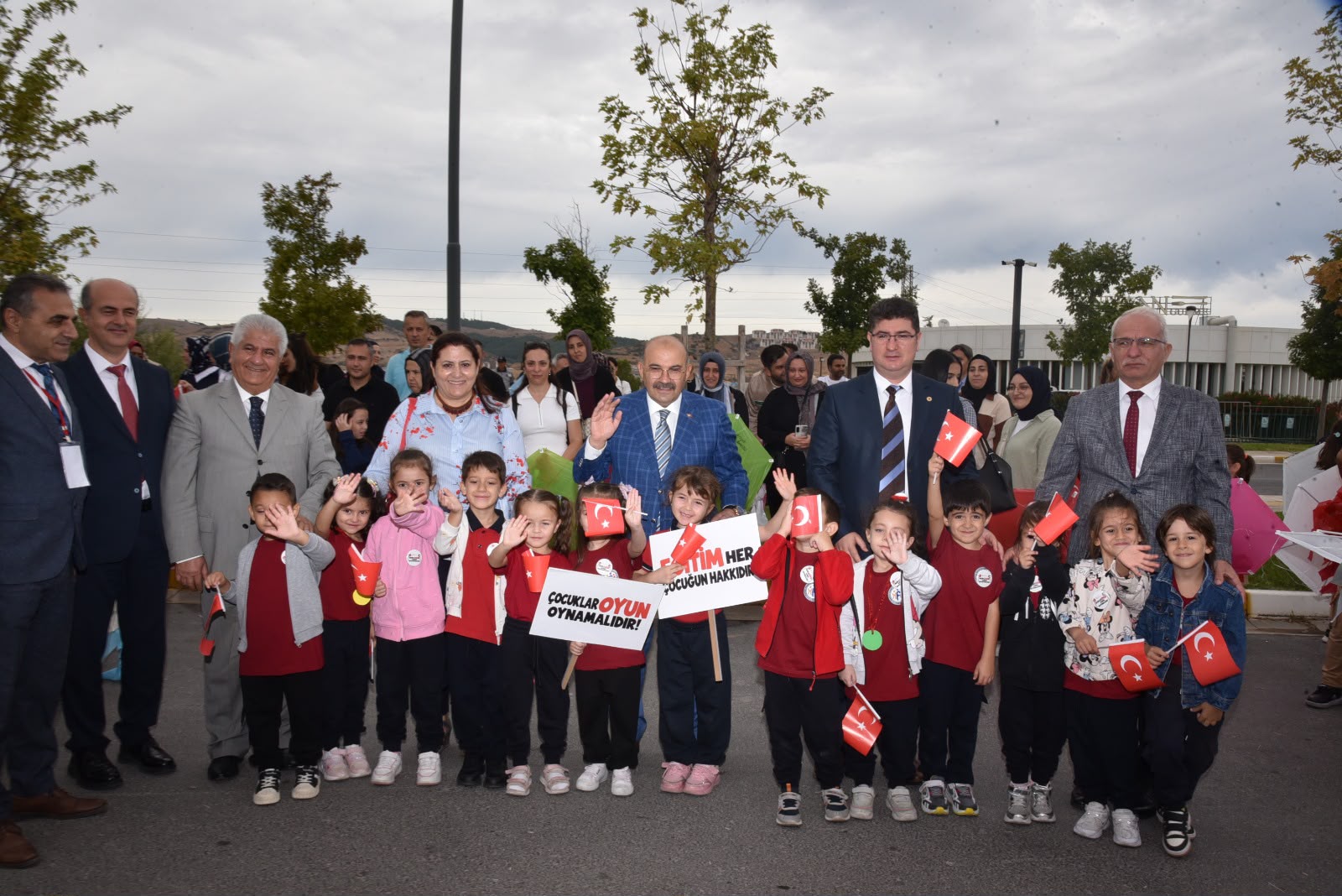 Balıkesir'de çocuklar barış ve umut mesajlarını uçurtmalarla gökyüzüne taşıdı