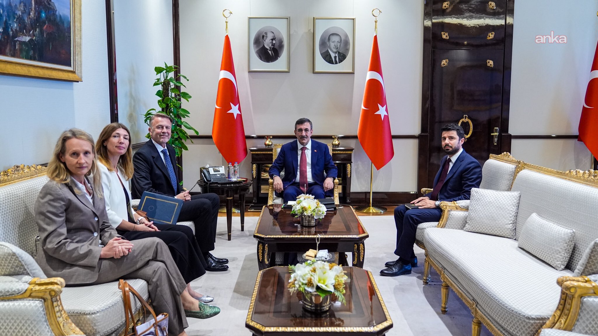 Cevdet Yılmaz, dört büyükelçiyi Cumhurbaşkanlığı Külliyesi'nde kabul etti