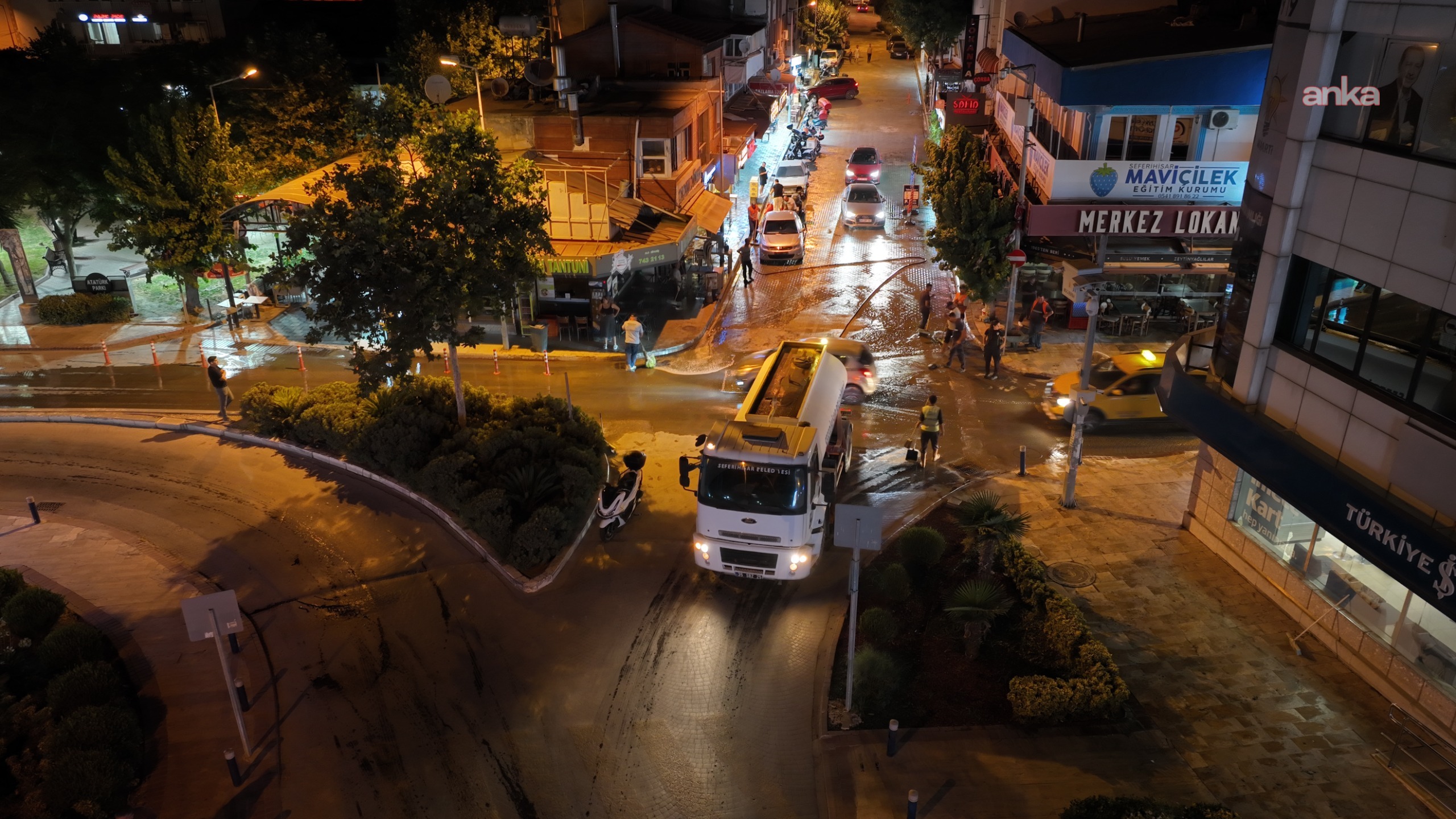 Seferihisar Belediyesi, yol yıkama çalışmalarını sürdürüyor