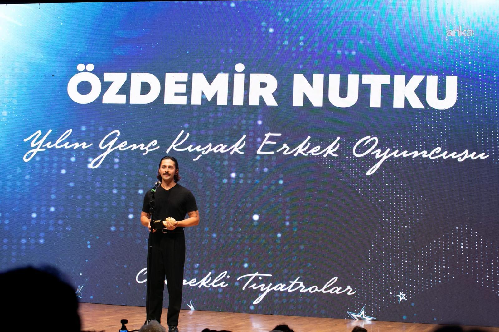 İzmir Şehir Tiyatroları, Özdemir Nutku Tiyatro Ödülleri’nden dört ödülle döndü