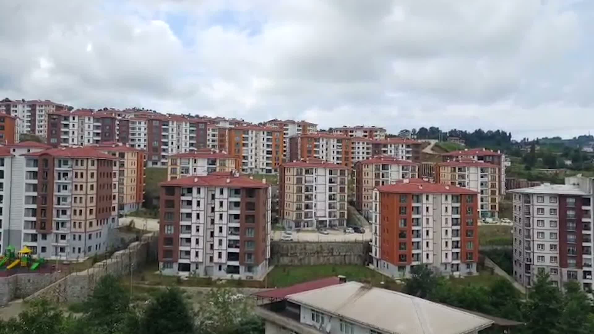 Rize Yağlıtaş Mahallesi sakinlerinden TOKİ'ye kentsel dönüşüm tepkisi: Evlerimizi bırakıp 15 yıl borç ödemek istemiyoruz