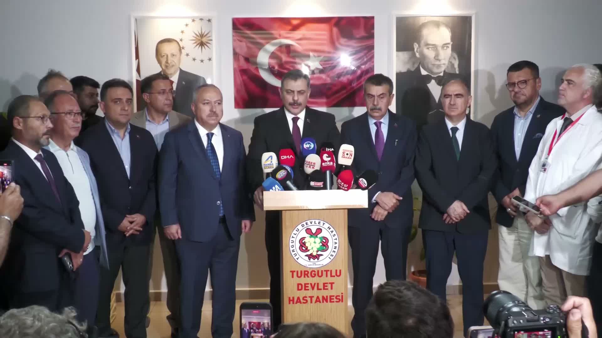Manisa'da okul önünde silahlı saldırı... İçişleri Bakanı Çiftçi ve Milli Eğitim Bakanı Tekin, yaralı öğrencileri ziyaret etti