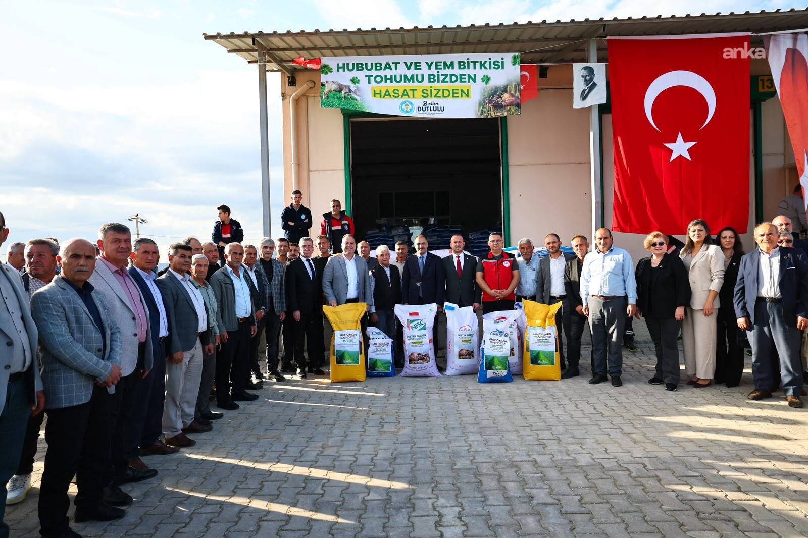 Manisa Büyükşehir Belediyesi'nden Demirci'de üreticiye tohum ve yangınlara karşı tanker desteği