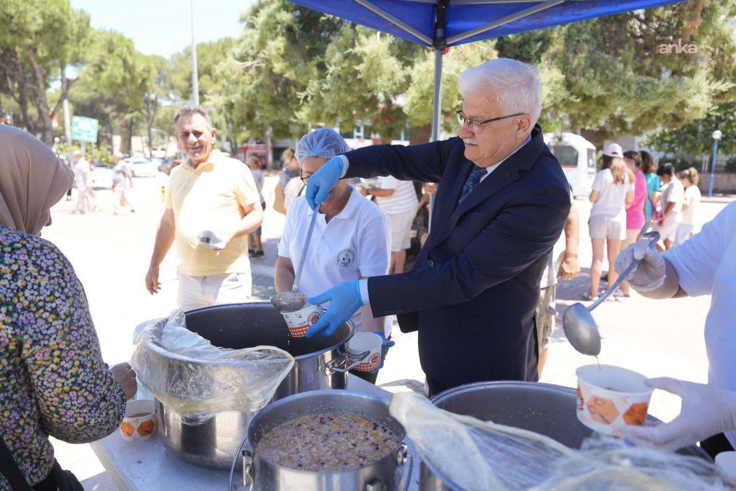 Burhaniye Belediyesi’nden üç noktada aşure ikramı