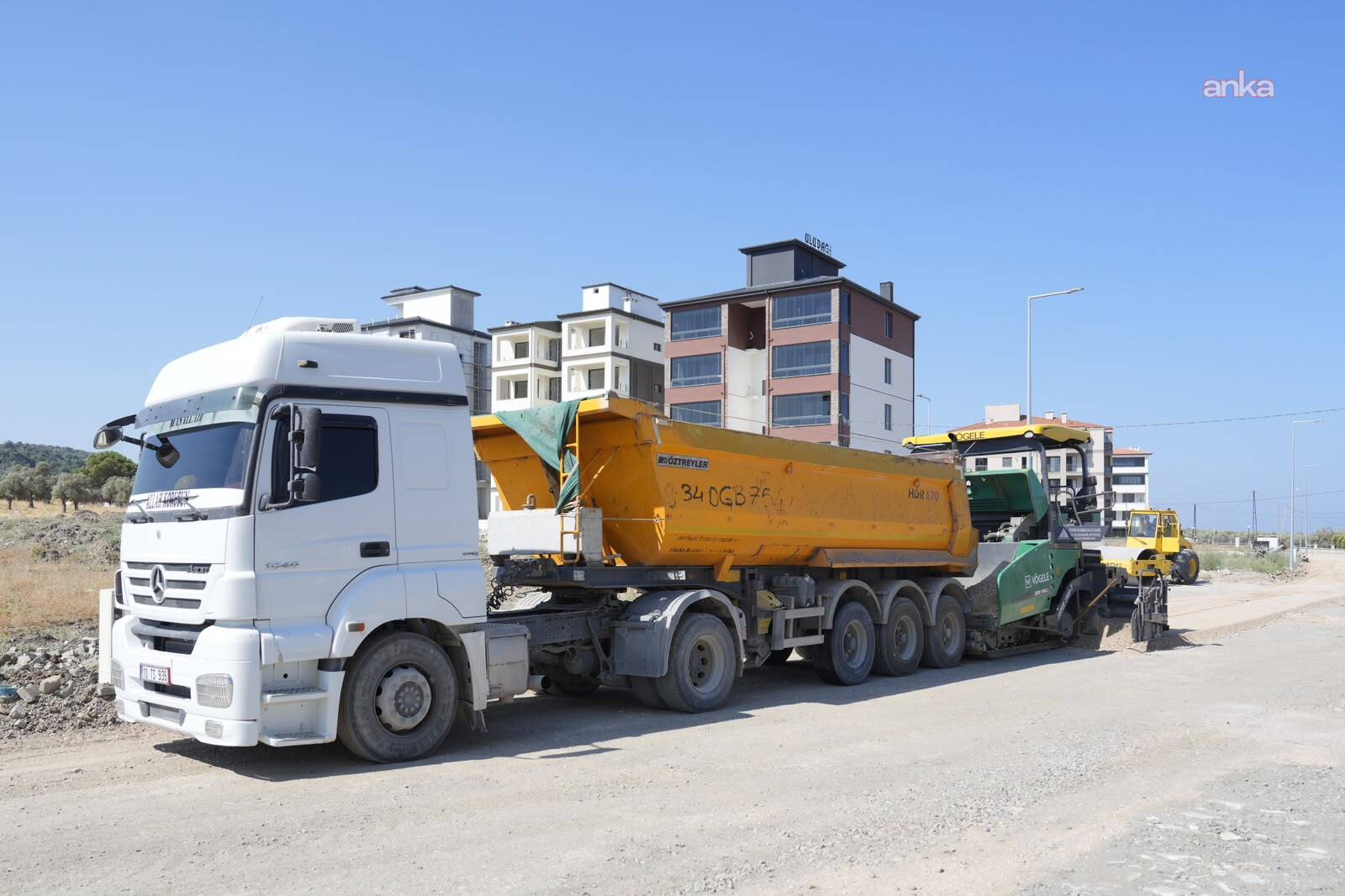 Burhaniye Belediyesi’nden 11 mahallede eş zamanlı yol mesaisi