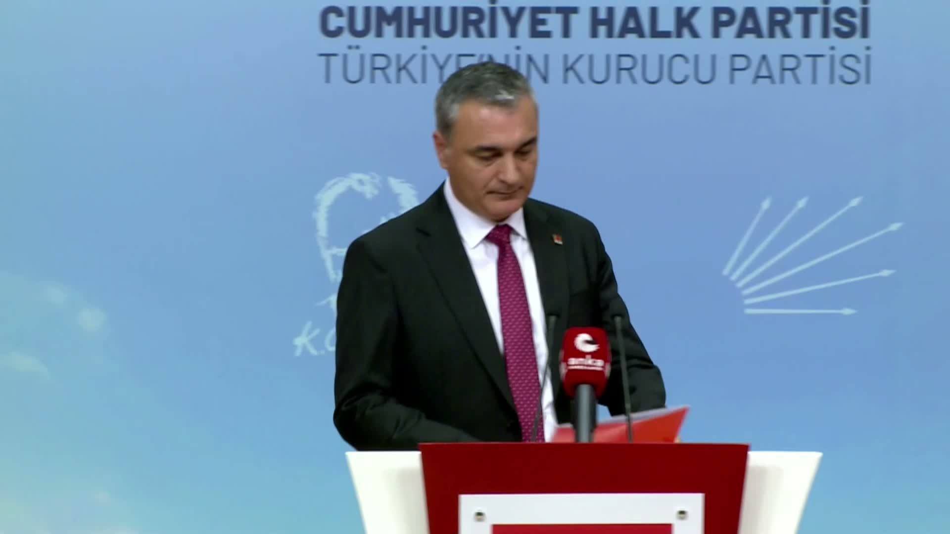 CHP Sözcüsü Sarı'dan Özgür Özel'e çağrı: "Madem arkanızda halk desteği var, gelin kongrelere katılın"