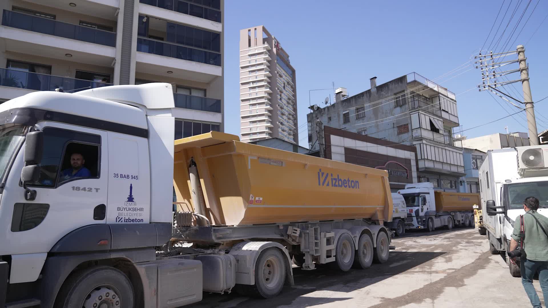 İzmir Büyükşehir ile Bornova Belediyeleri'nden eş zamanlı çalışma: Çamdibi’nin yolları yenileniyor