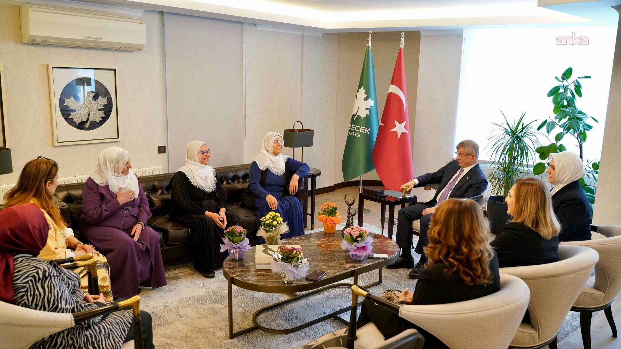 Ahmet Davutoğlu, Barış Anneleri İnisiyatifi üyeleri ile bir araya geldi