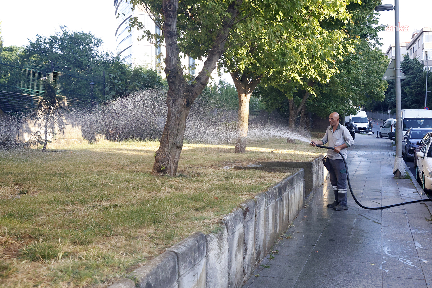Ataşehir Belediyesi, ilçe genelinde yaz temizliği ve ilaçlama çalışmalarını sürdürüyor