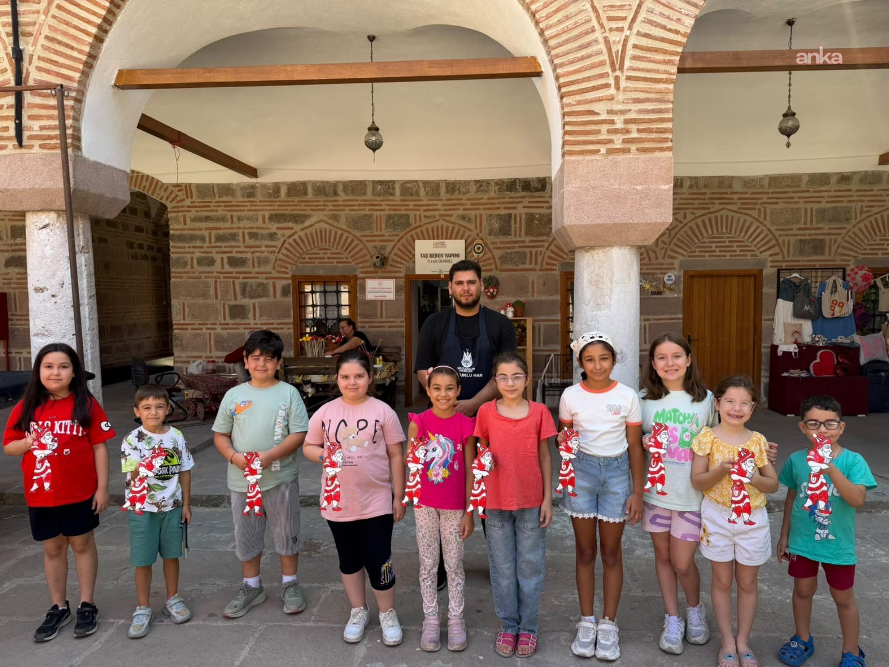 Şehzadeler’de çocuklar, Hacivat ve Karagöz’ü milli takımın renkleriyle buluşturdu