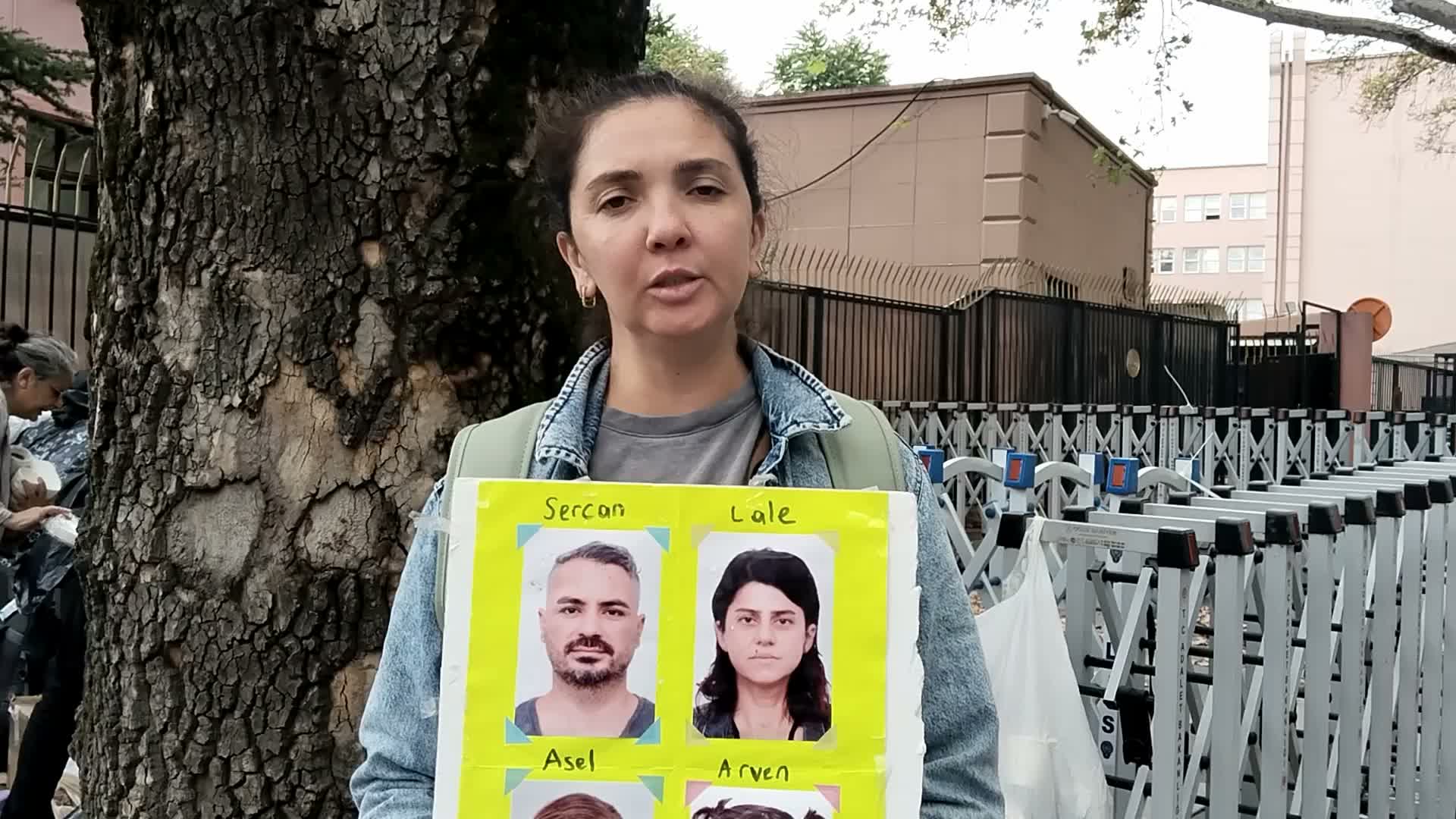 Depremzedelerin Adalet Bakanlığı önündeki nöbeti 8. gününde... Eşini ve iki evladını kaybeden Soyubey: "Gördüğünüz gibi kapılar açık değil, barikatlar var"