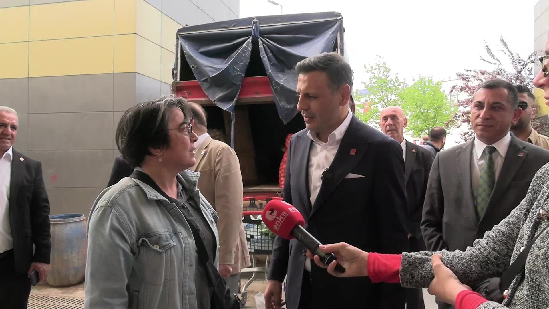 Bağcılar'daki pazar ziyaretinde vatandaş Özgür Çelik'e böyle yakındı: “Çocukları bile düşünmeyen bir hükumetin eline düştük. İnşallah sağ salim kurtuluruz"
