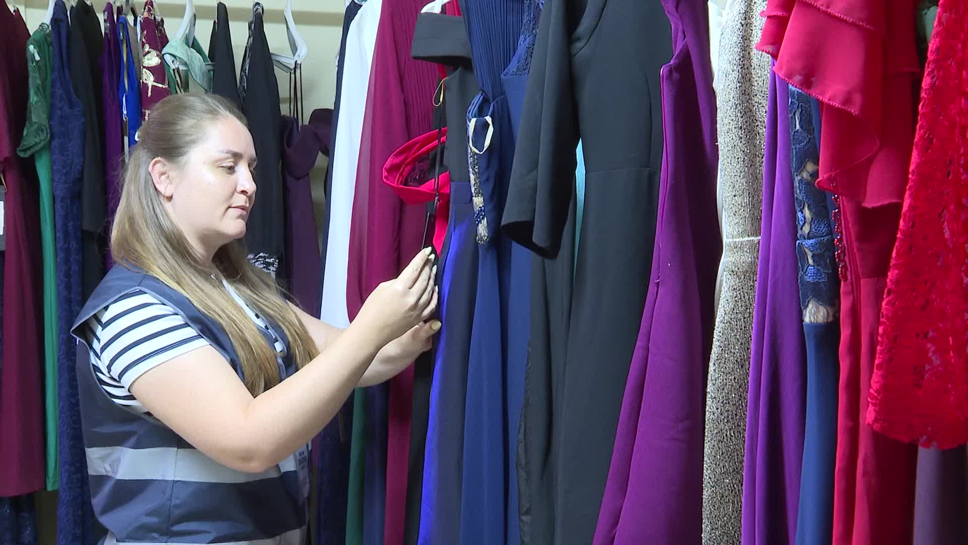İzmirli gençlere mezuniyet için ücretsiz kıyafet desteği