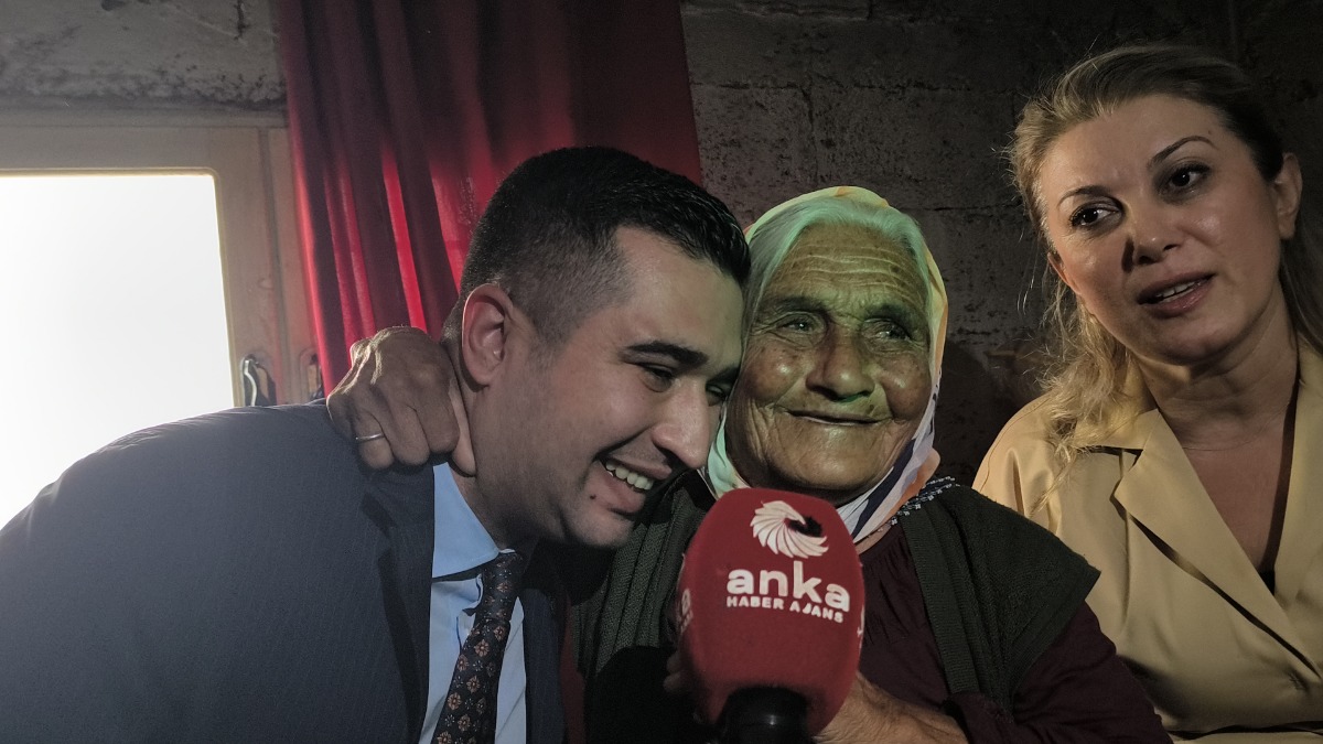 Asu Kaya, 87 yaşında geçimini sağlamaya çalışan Hürü Tilki'yi ziyaret etti