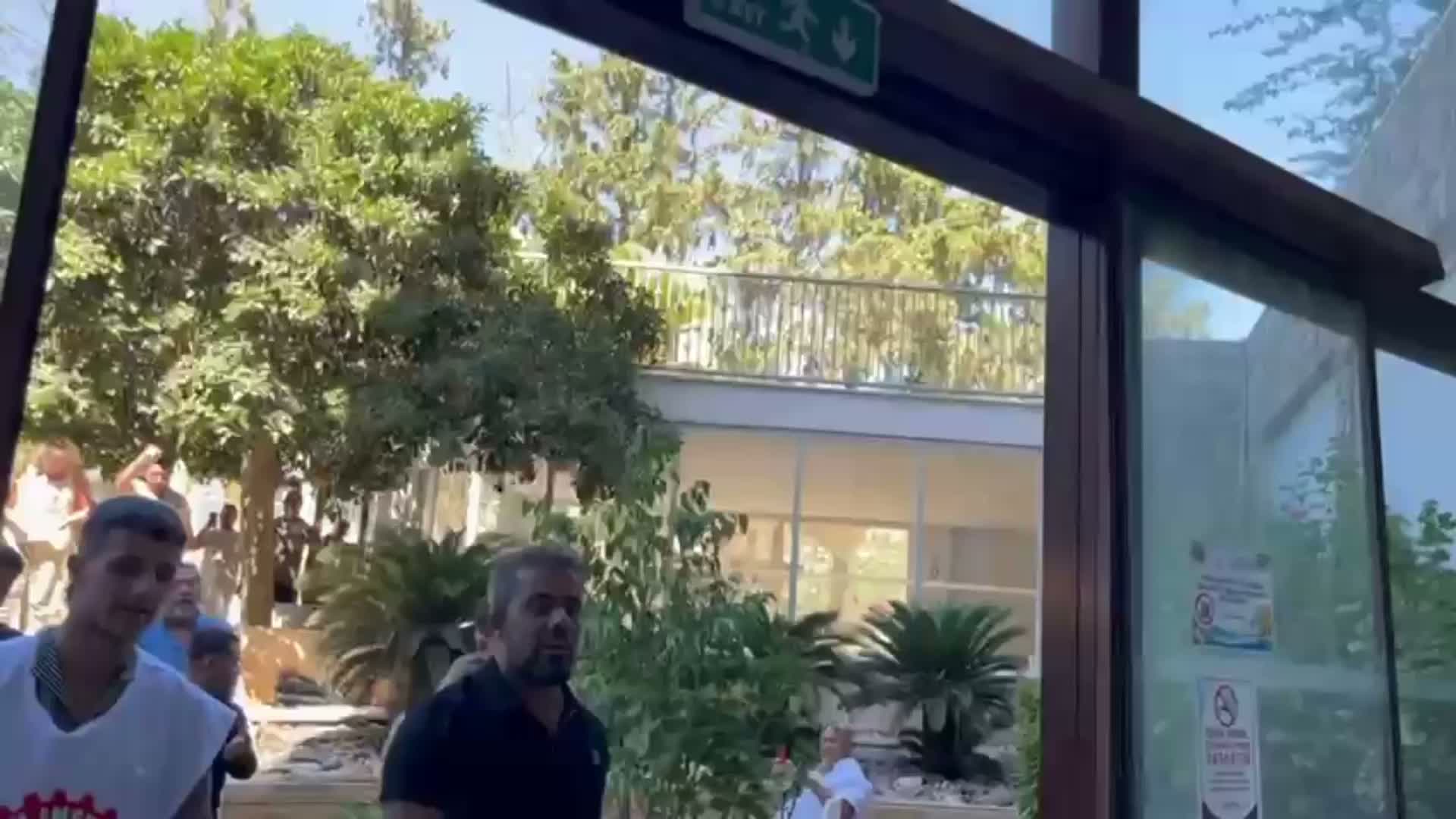 Bodrum’da maaşlarını alamayan otel çalışanları eyleme başladı