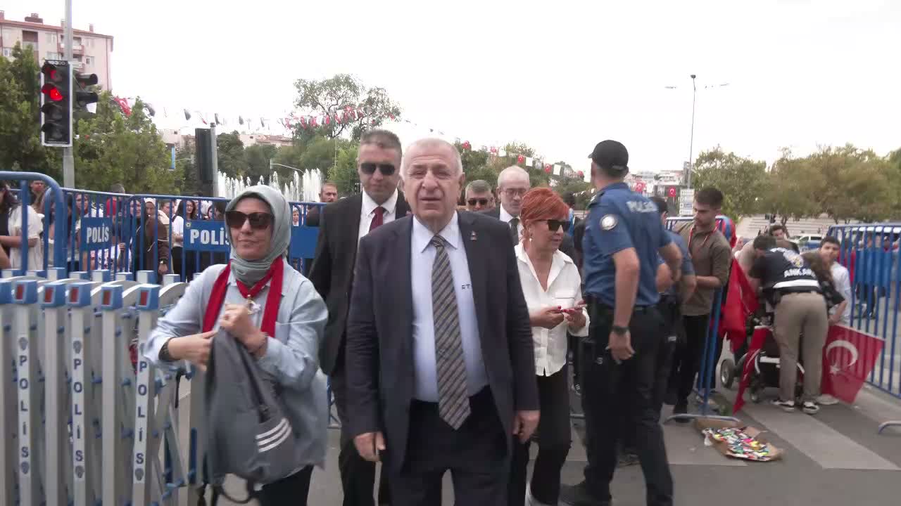 Ümit Özdağ'dan 30 Ağustos Zafer Bayramı'nda Anıtkabir'e ziyaret