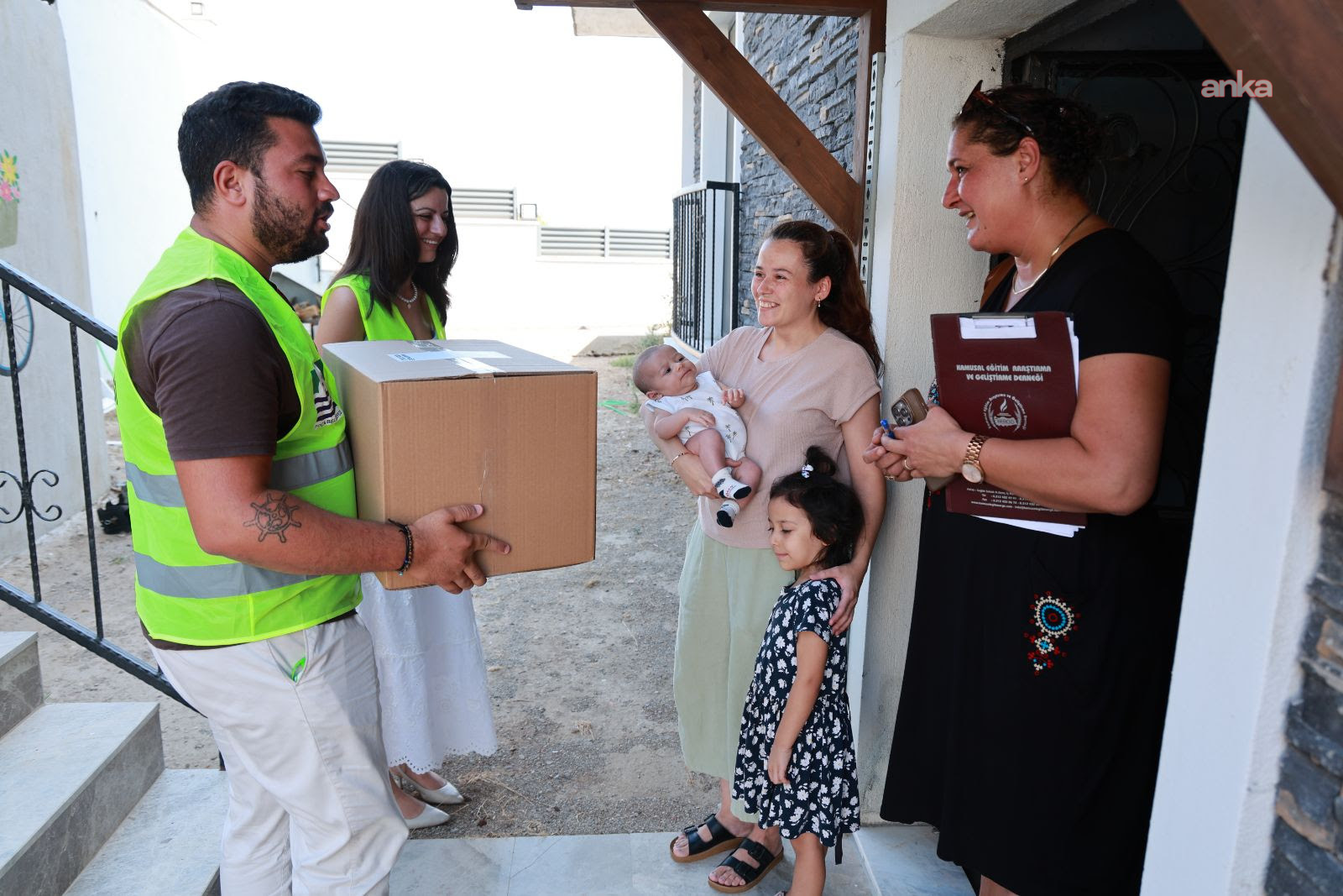 Foça Belediyesi’nden ailelere dayanışma desteği: Hoş Geldin Bebek paketi