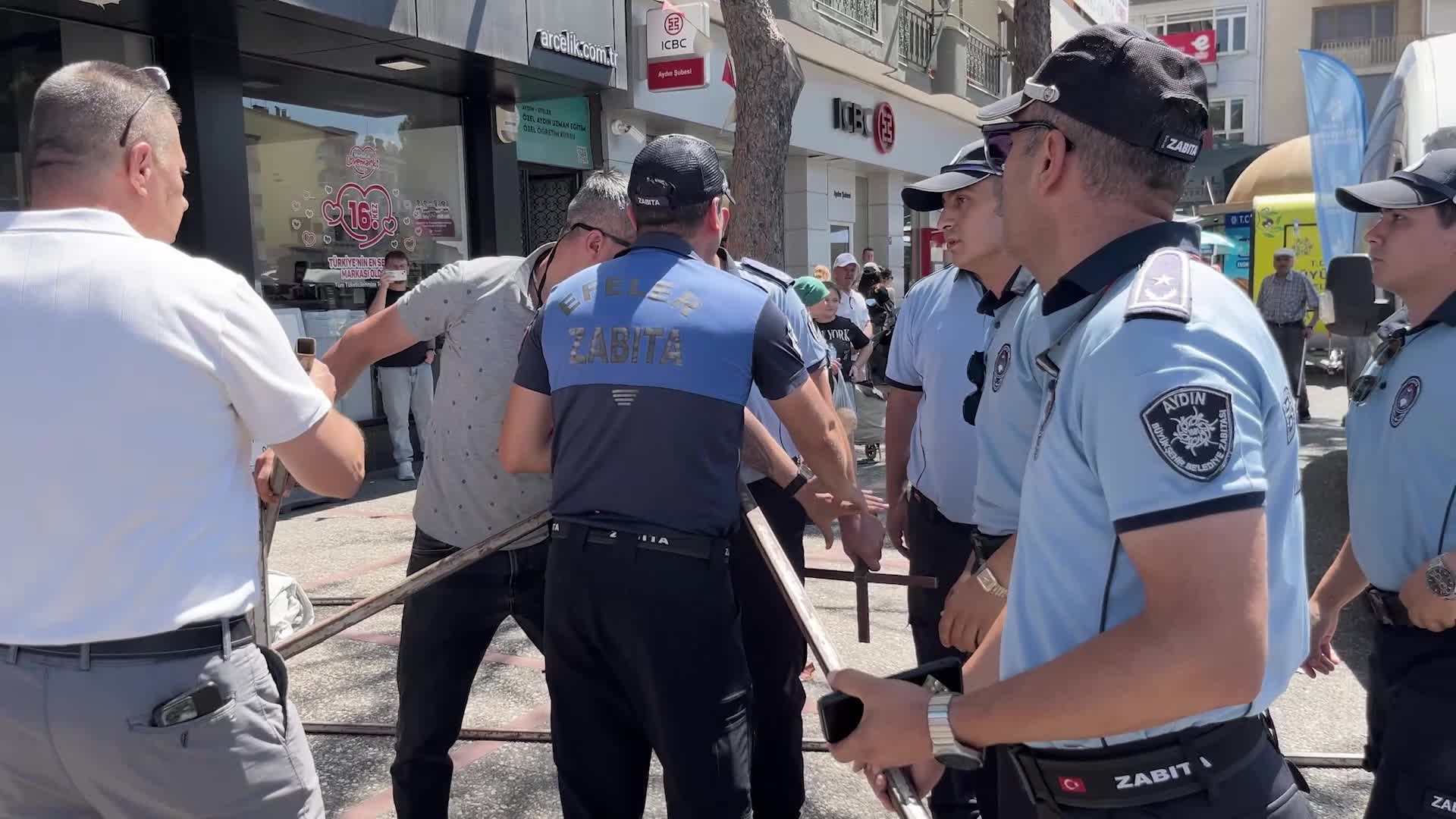 Aydın Büyükşehir Belediyesi ekipleri, Efeler Belediyesi'nin Zafer Meydanı'nda aşure hayrına izin vermedi