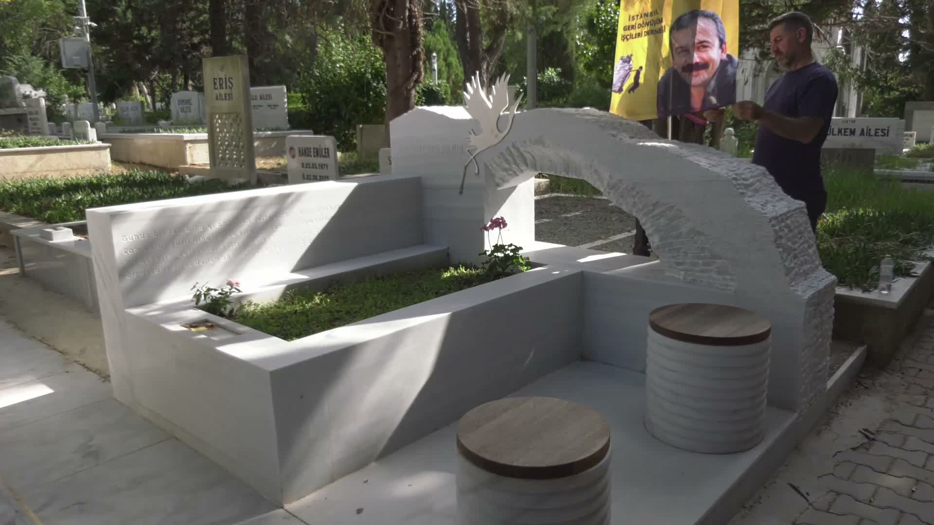 Tahliye edilen Mızraklı, Sırrı Süreyya Önder’in mezarını ziyaret etti: Selahattin Demirtaş’ın selamlarını getirdim