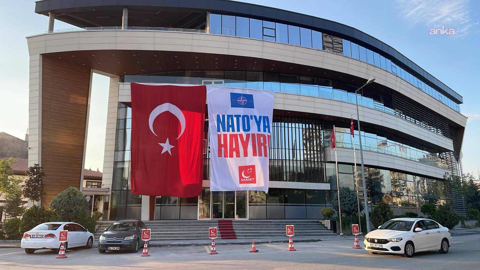 Saadet Partisi Genel Merkezi’ne “NATO’ya Hayır” pankartı asıldı