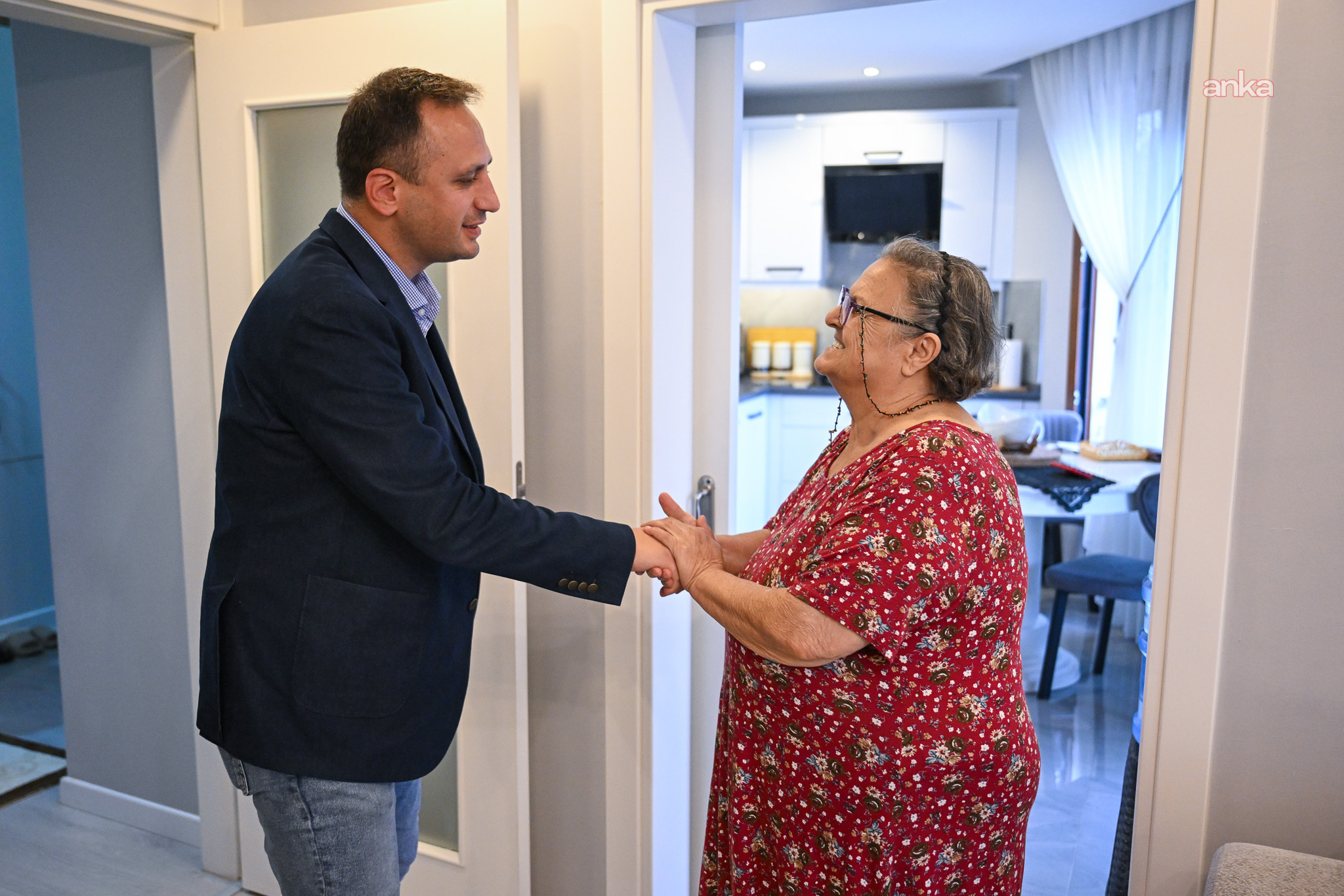 Bornova Belediye Başkanı Eşki’den yangında evleri hasar gören aileye ziyaret