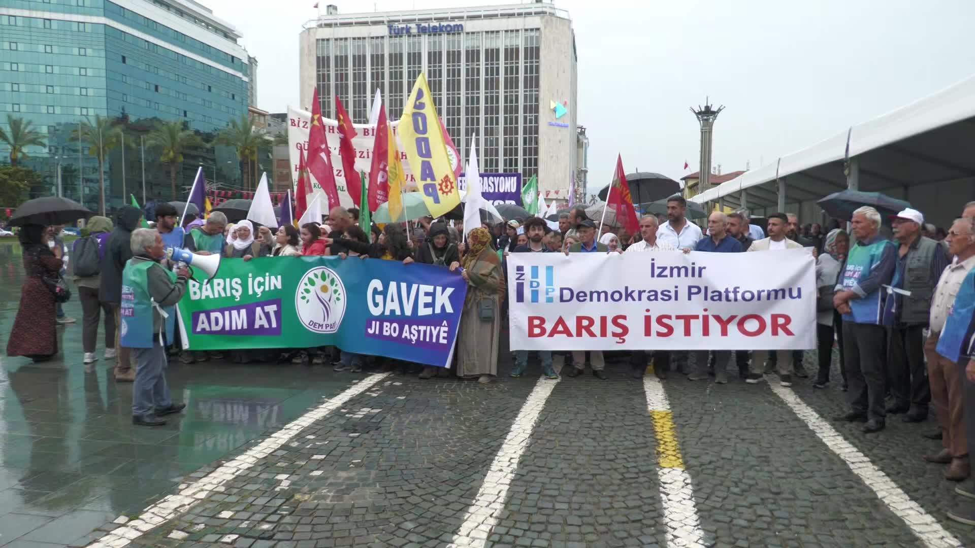 DEM Parti’den İzmir'de yağmur altında barış çağrısı