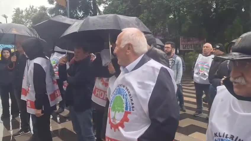 Hopa’da emeklilerden geçim sıkıntısı tepkisi: Aylıklar eridi, nefes alamıyoruz
